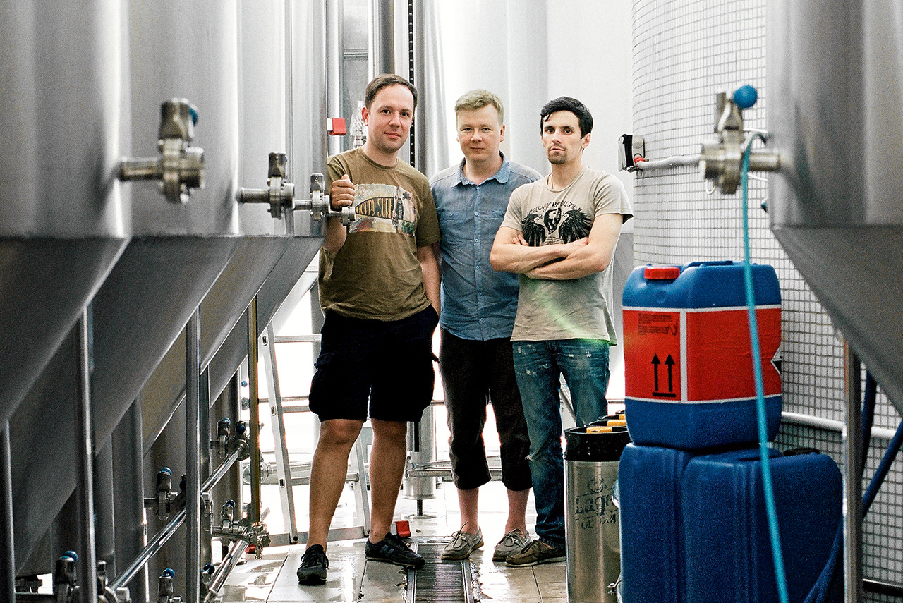 Никита Филиппов (слева), Дмитрий Булдаков и Артем Кольчуков пришли к крафту из разных сегментов пивова­ренной индустрии, но сошлись в глав­ном — в любви к необычному пиву