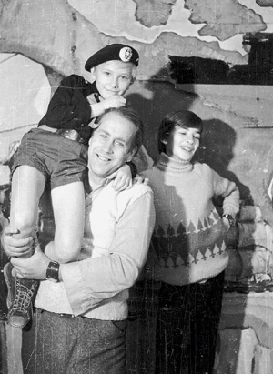 Крапивин в отряде «Каравелла» с детьми в 1961-м, когда флотилия и была основана