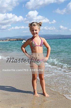 https://img06.rl0.ru/3ad10010914569a65244afb653b41215/c299x450/image1.masterfile.com/getImage/700-03836264em-Little-Girl-Wearing-Bikini-at-Beach.jpg