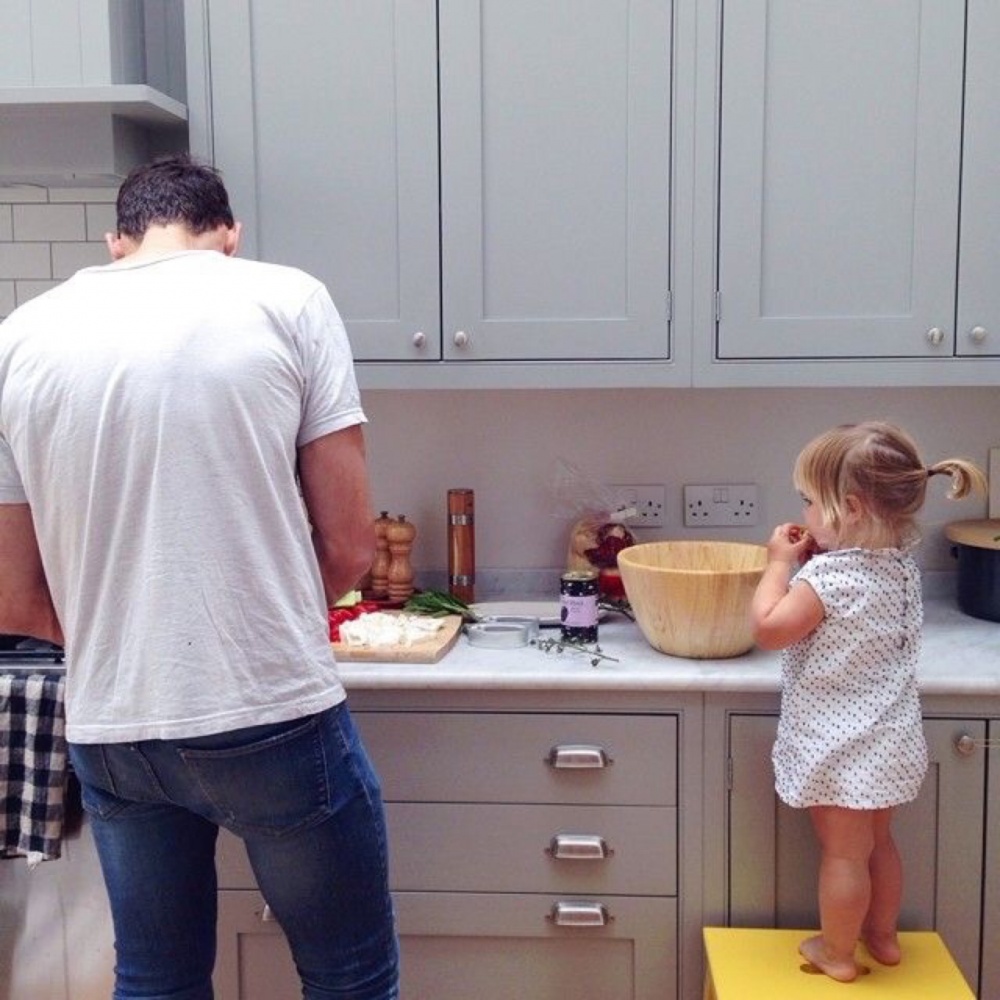 Мужчина с ребенком на кухне