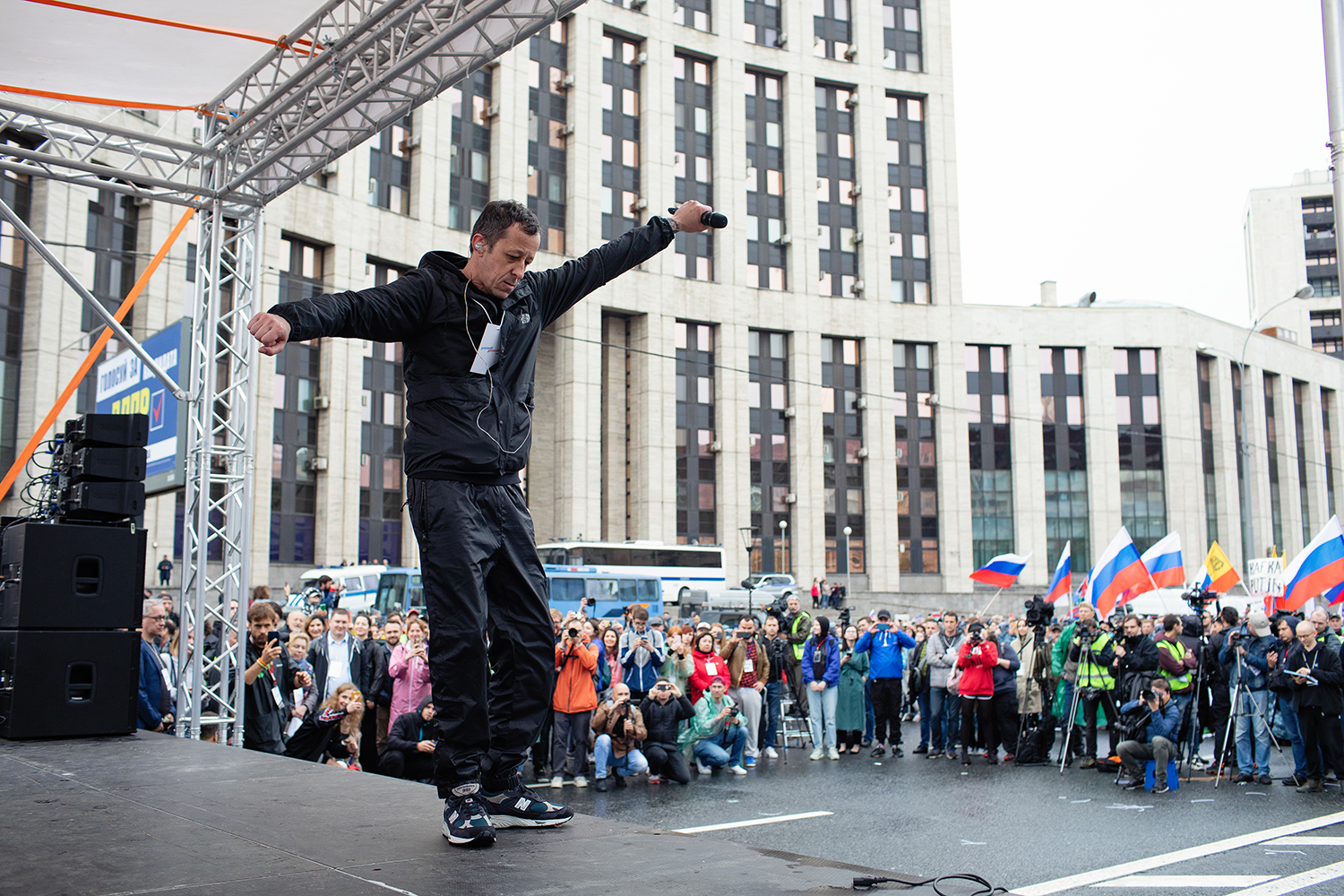 Где выступление. Митинг сцена. Выступление мальчика на митинге. Актеры на митинге. Прыгают на митинге.