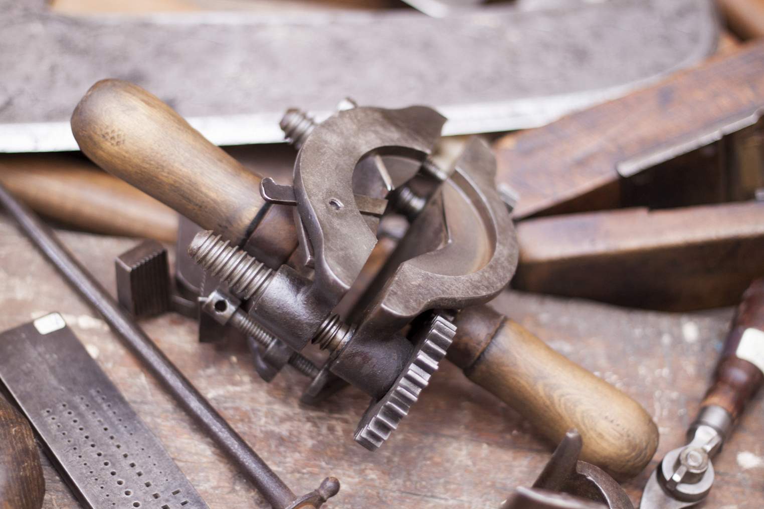 старинные инструменты. старинный ручной инструмент. старинные инструменты. старинный столярный инструмент. древние инструменты.