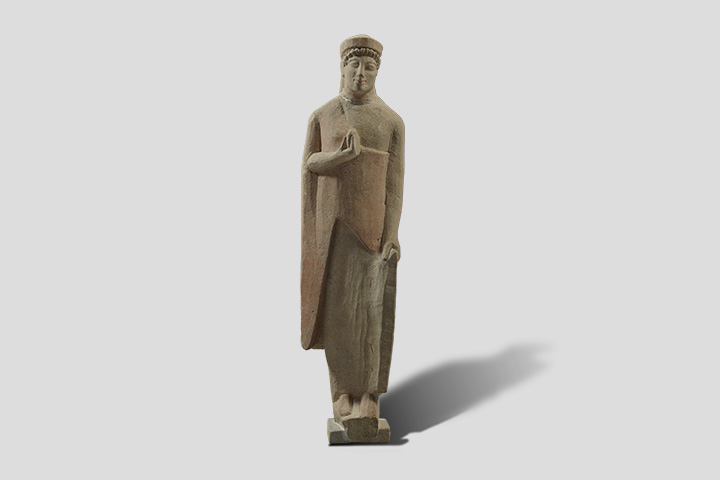 Статуэтка девушки, приподнимающей край одеяния.  Последняя четверть VI века до н. э.