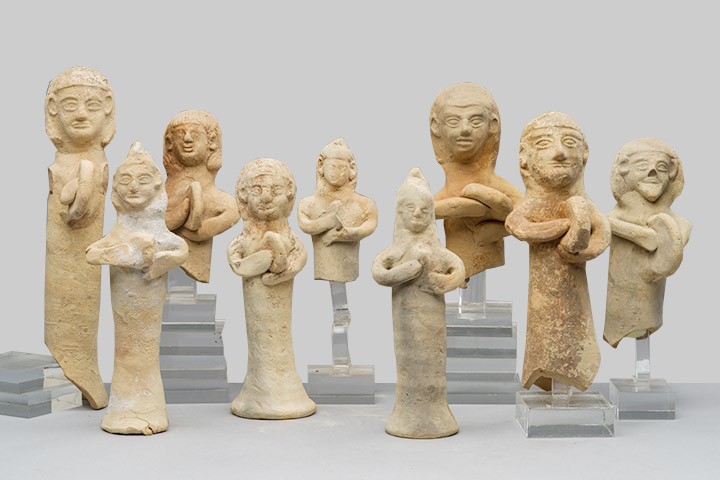 Фигурки мужчин и женщин-адорантов с тамбуринами из святилища в Китионе-Камеларге (Ларнака). Конец 6 века до н.э. 