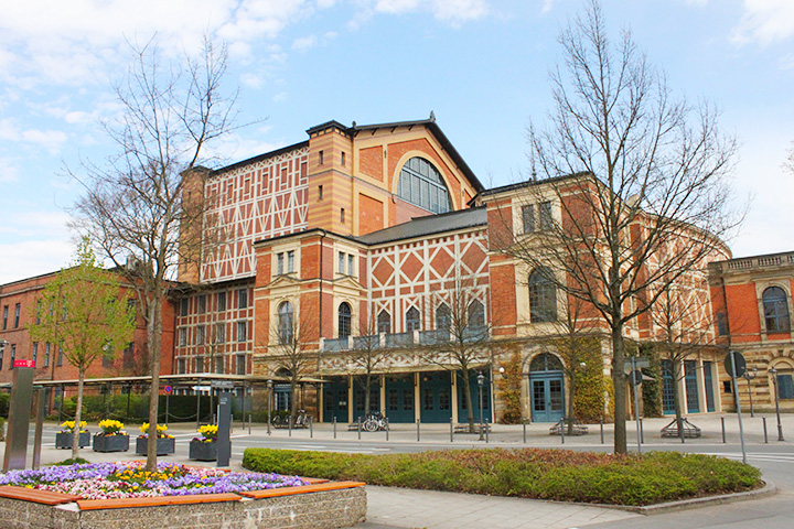 Фестивальный театр Вагнера в крошечном Байройте стал одной из главных городских достопримечательностей — и до сих пор ей и остается