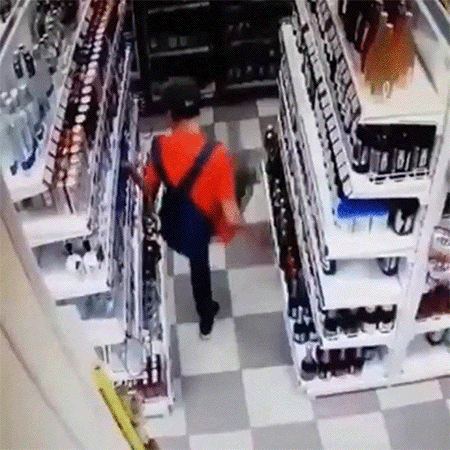 В Краснодаре мужчина, танцуя, украл из магазина водку и колбасу