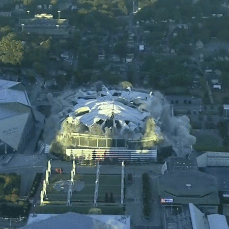 Самое провальное видео взрыва легендарного стадиона «Джорджия Доум»