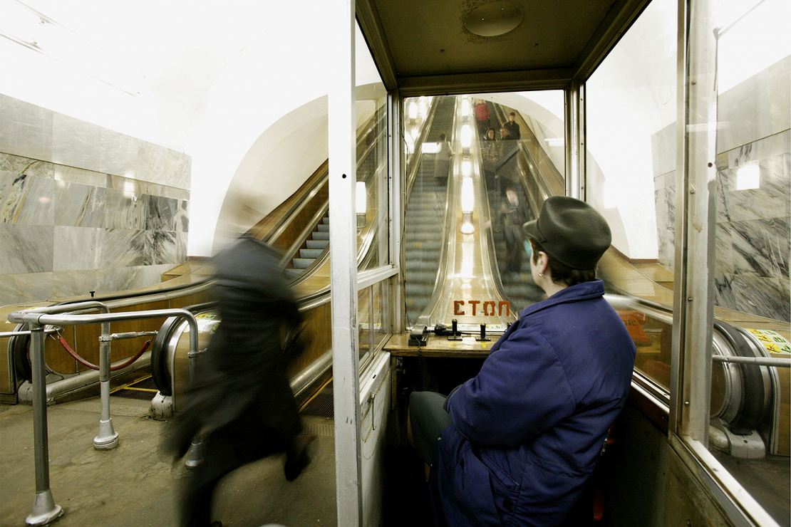 Работа в метрополитене. Машинист эскалатора Московского метрополитена. Смотритель эскалатора метрополитена. Дежурный у эскалатора в метро Питер. Кабина дежурного у эскалатора.