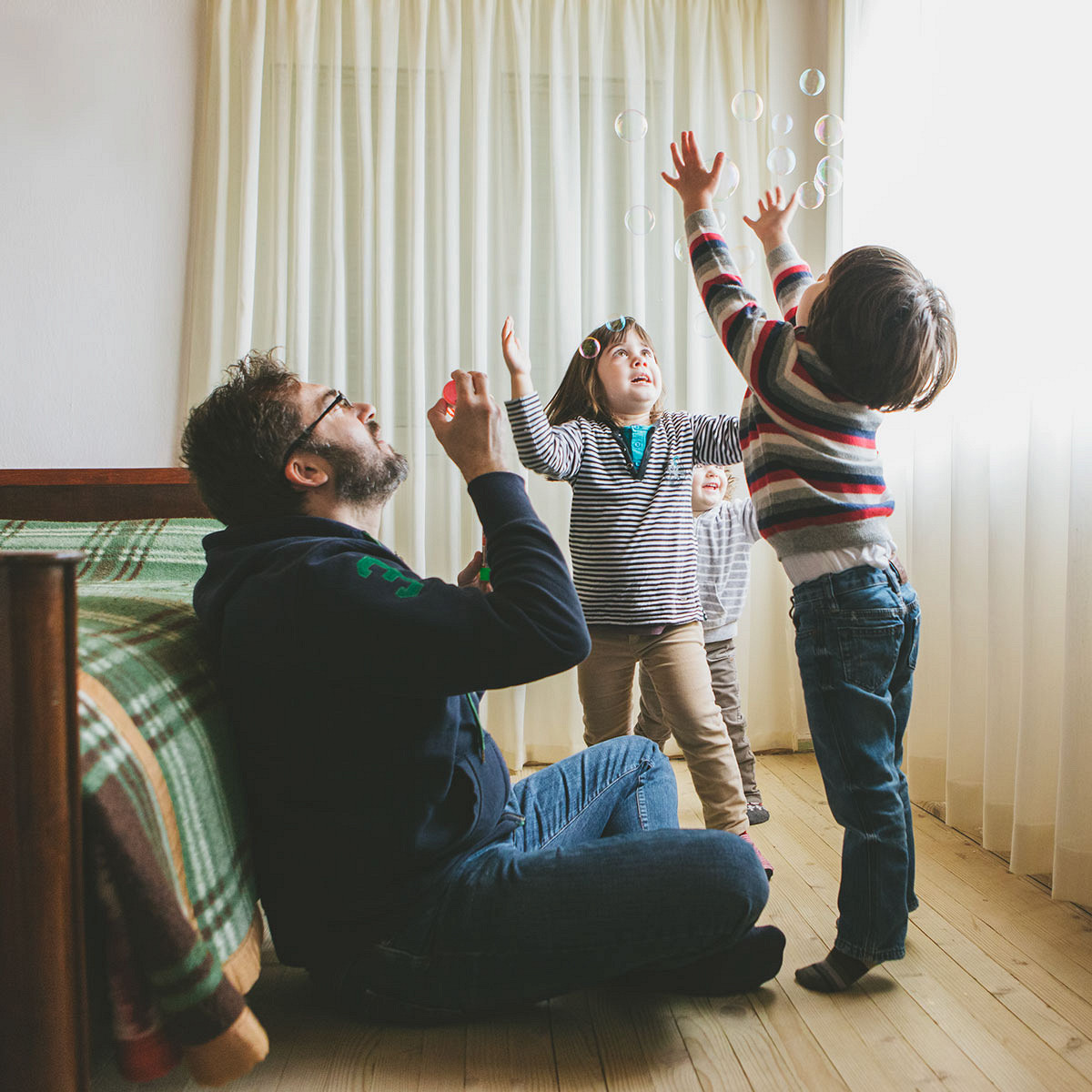 Заботливый отчим или чужой человек: должен ли новый муж матери заботиться о ее детях