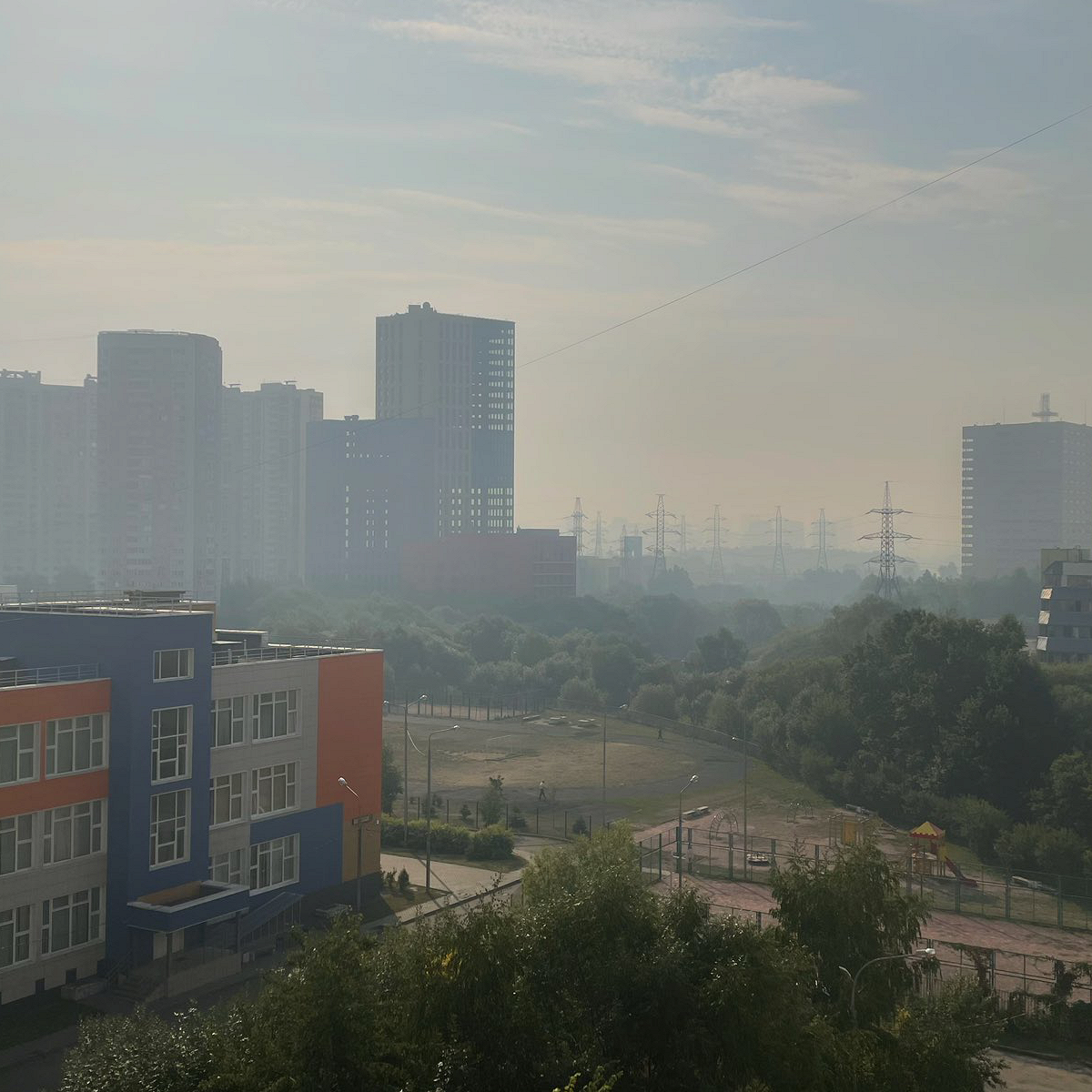 В Москве сильный дым и запах гари. Что происходит и как защитить себя?
