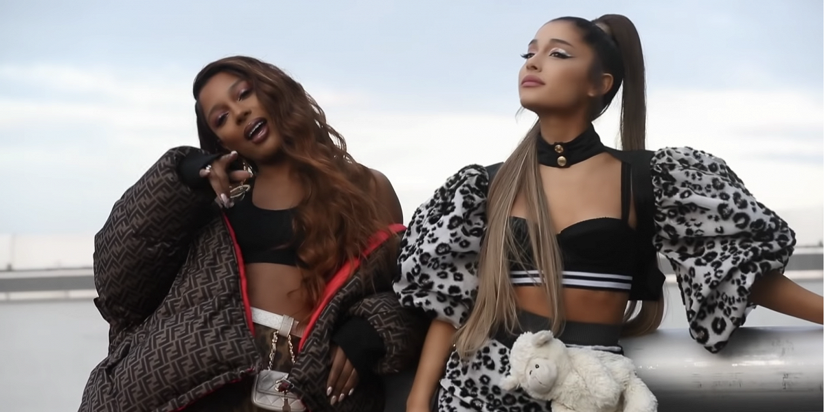 Кто поет песню монами. Ariana grande Victoria Monet. Ариана Гранде клипы. Виктория монет и ариана. Ariana grande Monopoly.