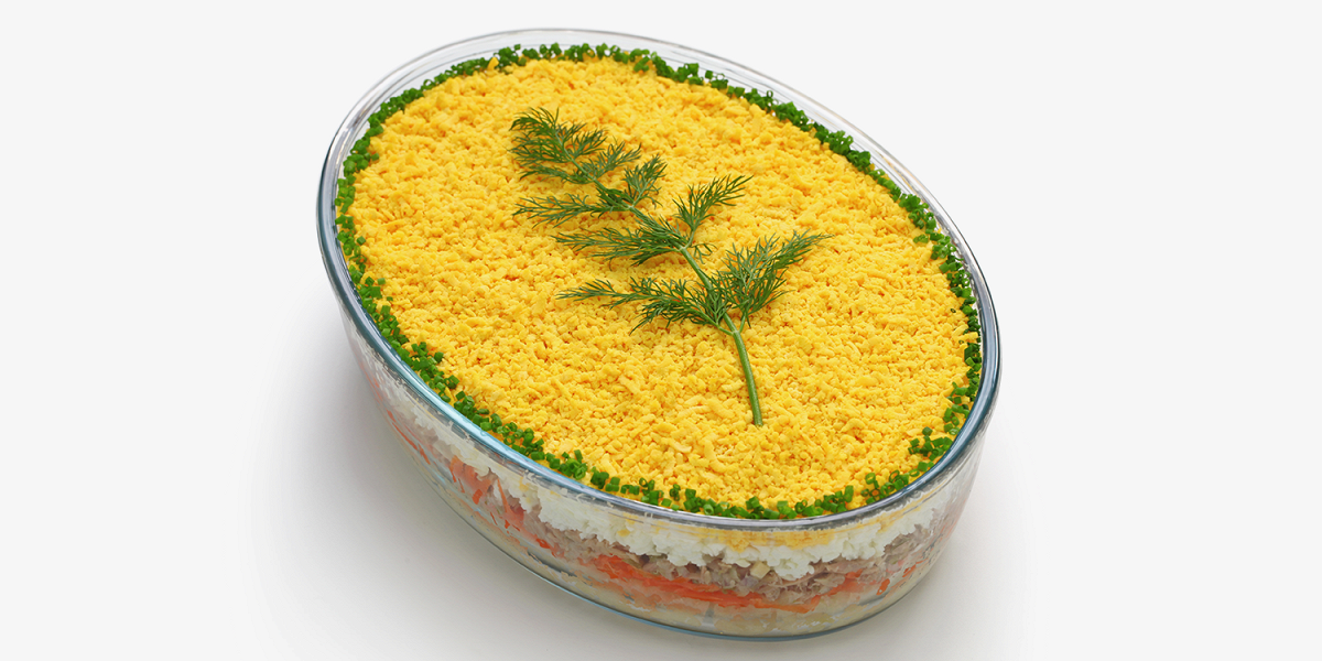 Классический салат мимоза — рассказываем, как его приготовить