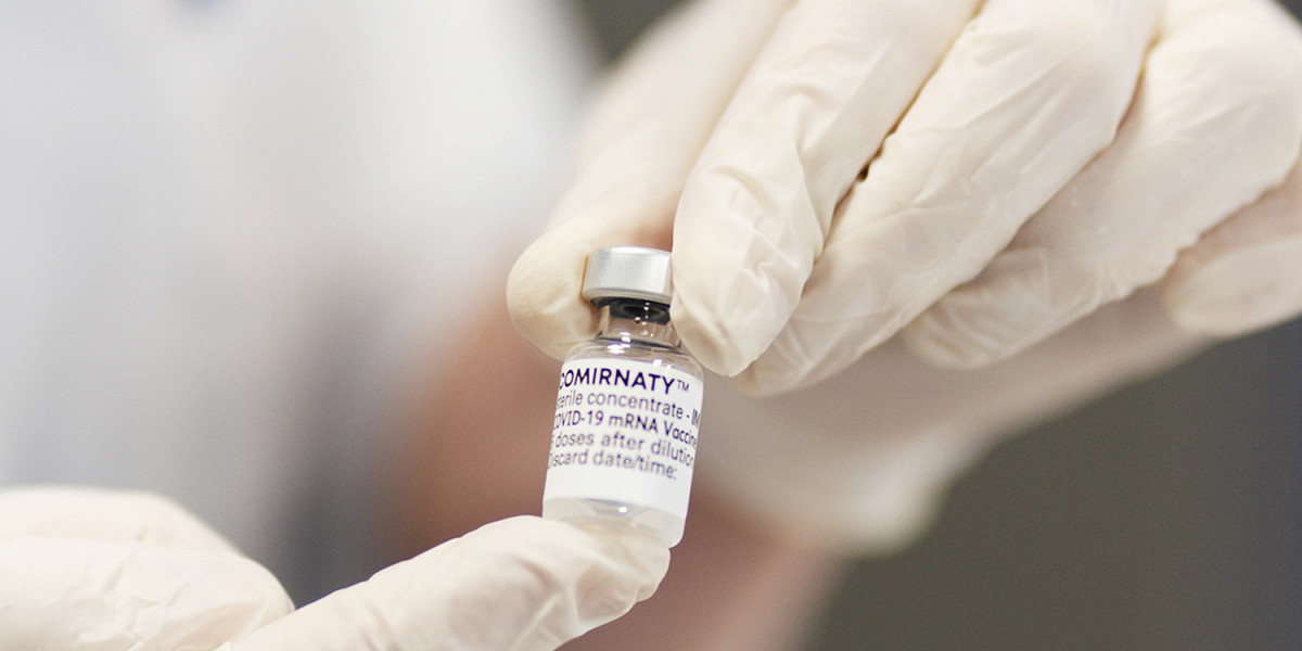 Вакцинации от гриппа и ковида: нужны ли они сейчас? И можно ли делать две прививки сразу?