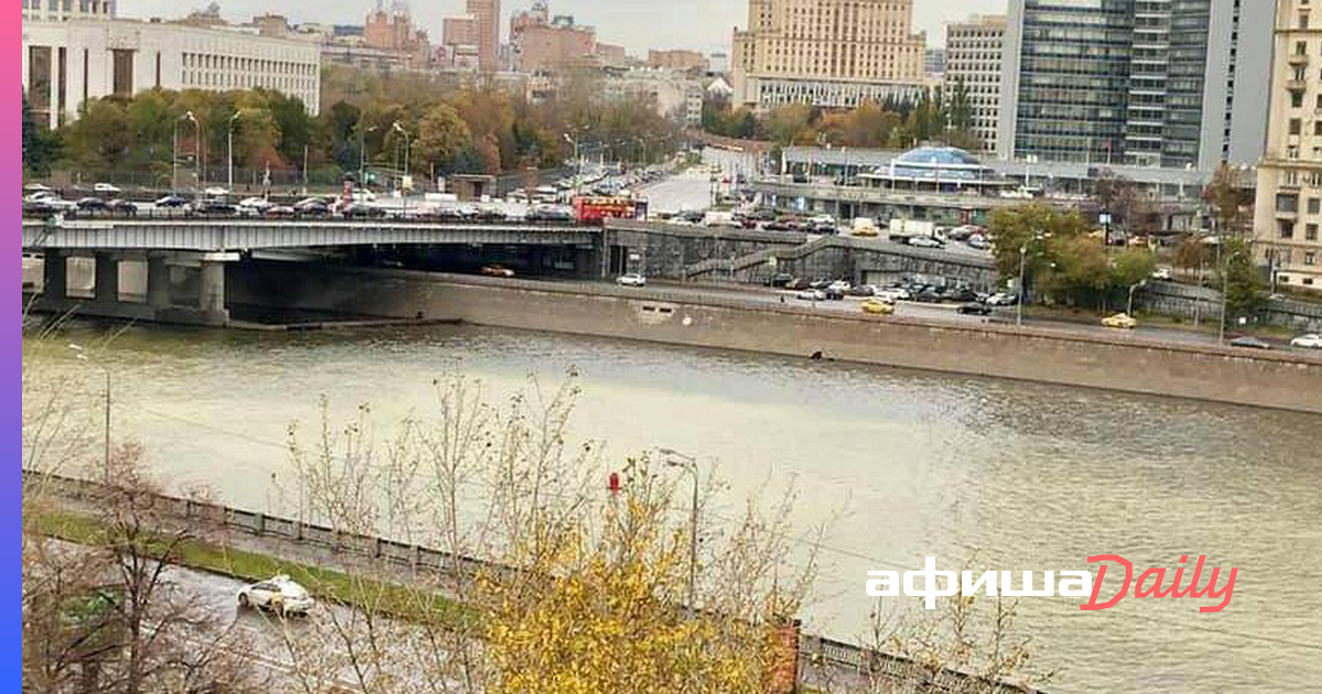 Река меняет. Набережная Тараса Шевченко Мосводосток. Мосводосток Тараса Шевченко 31. Загрязнение воды в Москве. Москва река вода.