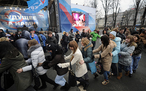 Дети и учителя на митинге «Единой России»