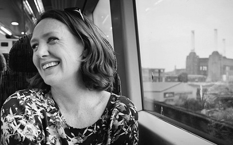 «Девушка в поезде»: почему триллер британской журналистки стал бестселлером года