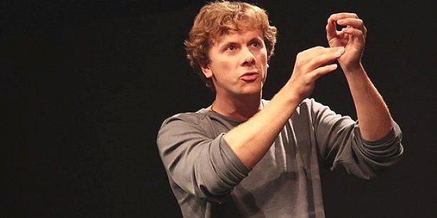 Человек.doc. Олег Кулик. Игра на барабанах
