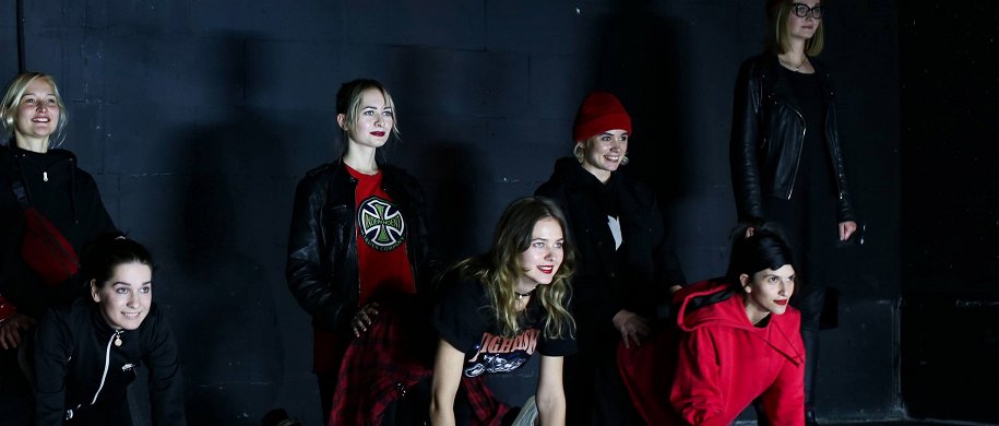 спектаклей, в которых женщинам приходится тяжеловато