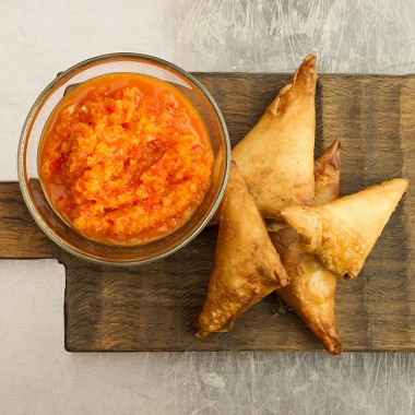 Фото рецепт Бриуаты с курицей, черносливом и орехами