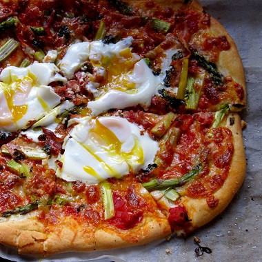 Рецепт Пицца со спаржей и яйцами