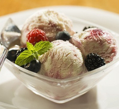 Рецепт Ванильное мороженое с теплым ягодным компотом