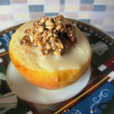 Рецепт Печеные яблоки с кармелью, орехами, медом и сливками