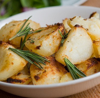 Рецепт Жареный молодой картофель с каперсами, чесноком и розмарином