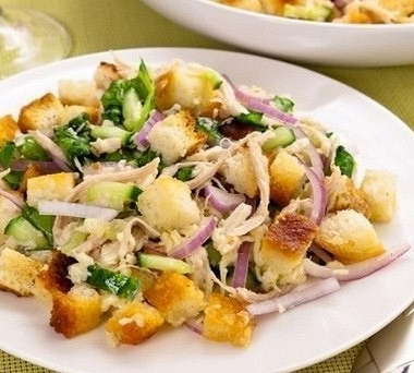 Рецепт Хрустящий куриный салат с огурцами и сухариками