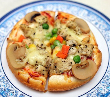Рецепт Пицца с рыбой, грибами и зеленым горошком