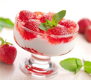 Рецепт Холодный ягодный десерт с пахтой и медом