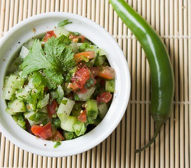 Рецепт Салат из авокадо и огурца по‑индийски