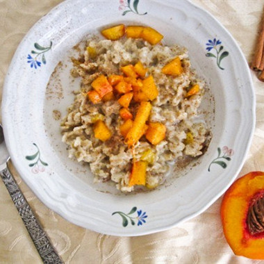 Рецепт Сливочная овсяная каша с персиками