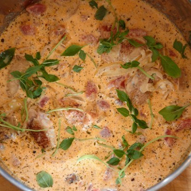Рецепт Курица, тушенная в томатно-сливочном соусе