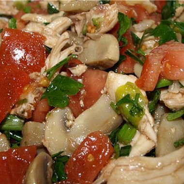 Рецепт Куриный салат с сырыми шампиньонами и маринованной капустой