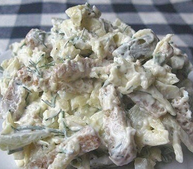 Рецепт Сырный салат с сухариками и солеными огурцами