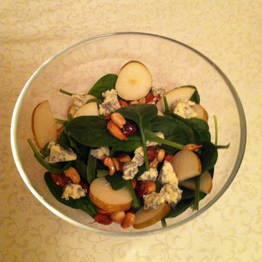 Рецепт Салат из шпината с грушей и орешками