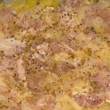 Рецепт Курица с луком и горчичными зернами, тушеная в белом вине