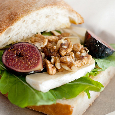 Рецепт Утренний сэндвич с камамбером и инжиром