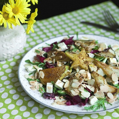 Рецепт Теплый салат с карамелизованной грушей, сливочным сыром и миндалем