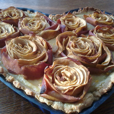 Рецепт Яблочный пирог, украшенный розами, с заварным кремом