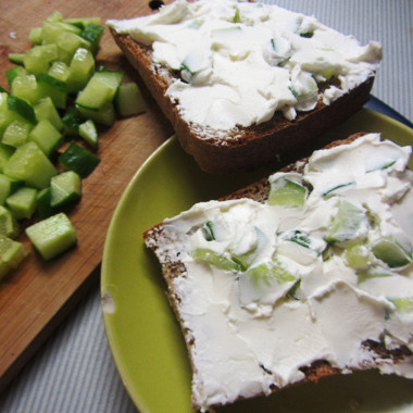 Рецепт Хлебные тосты с салатом из сельдерея, огурца и творога