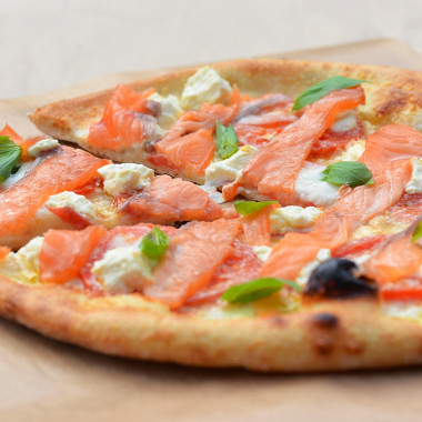 Рецепт Пицца с филадельфией и маринованным лососем
