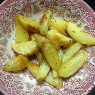 Рецепт Запеченные картофельные дольки с чесноком и розмарином
