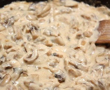 Фото рецепт Сливочный соус для пасты с шампиньонами, цветной капустой, семечками тыквы и подсолнечника
