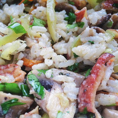 Рецепт Рис с овощами в соусе табаско, зеленью и жареным беконом