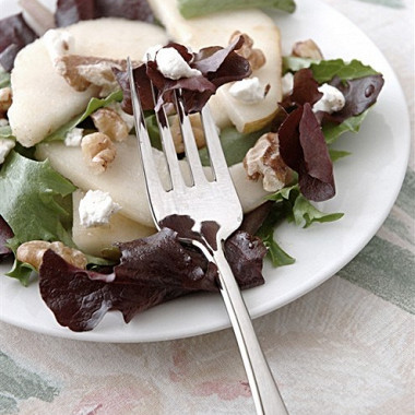 Рецепт Теплый салат из груши и грецкого ореха с гренками и заправкой из сыра рокфор