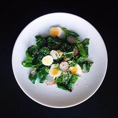 Рецепт Полезный салат с черемшой, яйцом и редисом