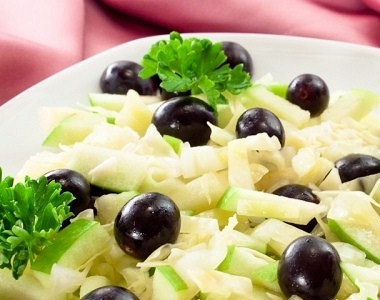 Рецепт Салат с капустой, виноградом и яблоком