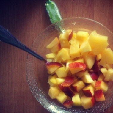 Рецепт Солнечный фруктовый салат из манго, ананасов и персиков
