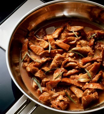 Рецепт Тушеная свинина с яблоками, грибами и кальвадосом